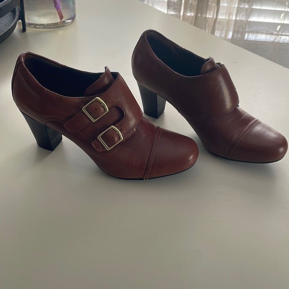Clarks brown leather shoes w/ 2.5” heel, mark on right heel, see pic,size 7
